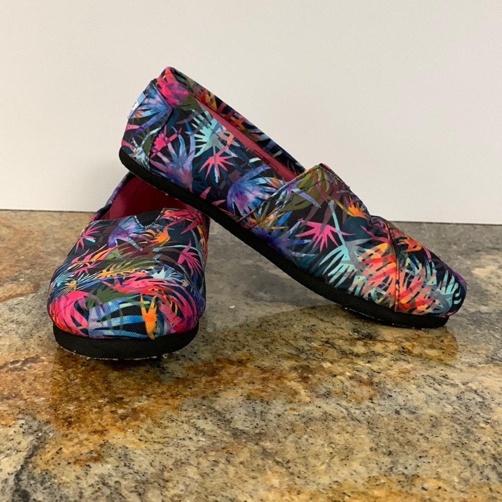 Toms Woman’s tropical pattern canvas slip on shoes.😍.